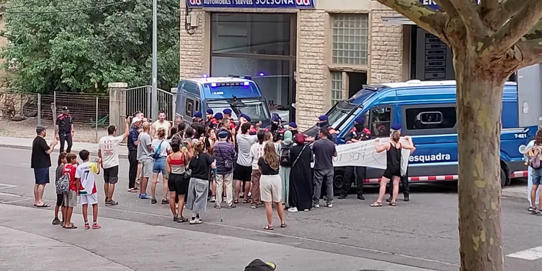 Una quarantena de persones es concentren pel segon intent de desnonament d’una família d’un habitatge de Solsona