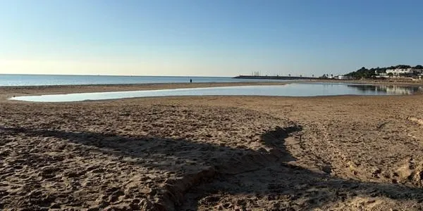Torredembarra encara està pendent que es tapi la llacuna de la platja
