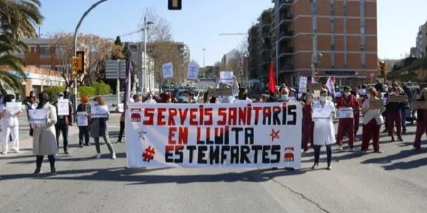Prop d'un centenar de sanitaris es mobilitzen i tallen el trànsit a l'Hospital Joan XXIII de Tarragona