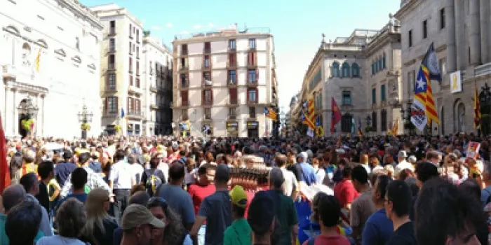 Membres del CDR i de l’ANC d’Arenys de Mar participen a la manifestació per evitar l’homenatge a la policia espanyola per l'1-O
