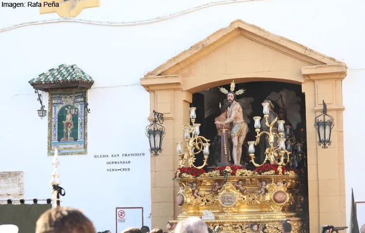 La hermandad de la Vera-Cruz, el pregonero de los Milagros y el cuadro de la calle Menéndez Pelayo, en el estreno de ‘Semana Santa en la Campiña’