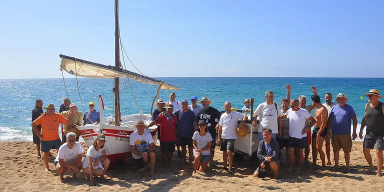 El Mamelló i A Tot Drap de Sant Pol fan una trobada de barques a la platja dels Pescadors de Pineda