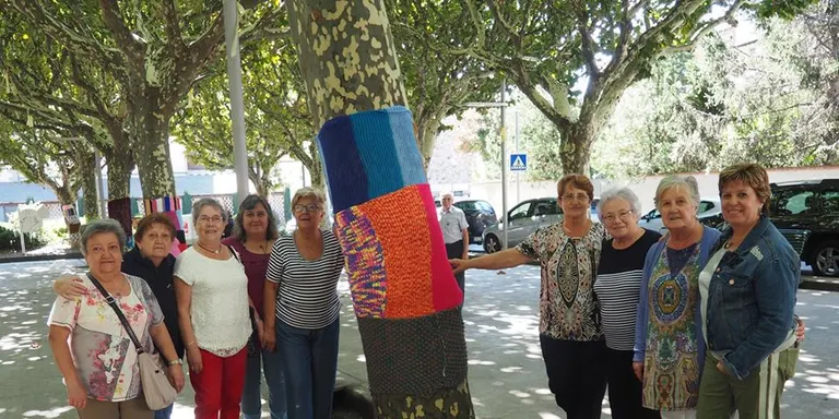 L'activitat d'Urban Knitting obre els actes de la Festa de la Gent Gran de la Seu