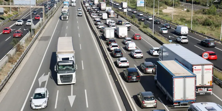 Trànsit limitarà la velocitat a tot el tram de l’AP-7 paral·lel a la B-30 a un màxim de 100 km per hora