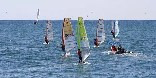 Blanes celebra la 1a Copa d'Espanya de Windsurfer i Raceboard del 15 al 18 d'abril