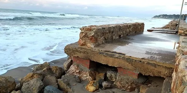 El mar torna a fer-se seva la platja d'Altafulla