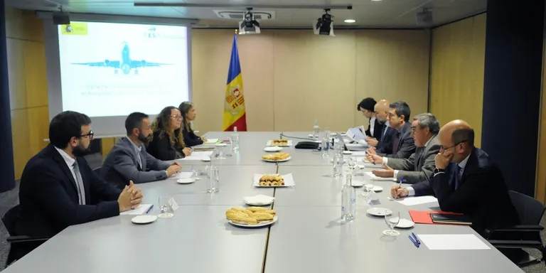 Tècnics espanyols i andorrans tracten els avenços per a l’operativitat de l’Aeroport d’Andorra-La Seu d’Urgell