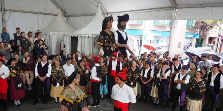 El Ball Cerdà es resguarda de la pluja per mantenir la tradició