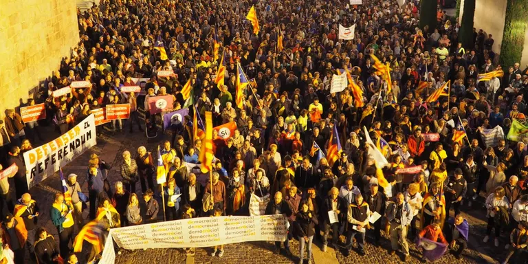 La concentració en defensa de la democràcia omple la plaça dels Oms de la Seu d'Urgell