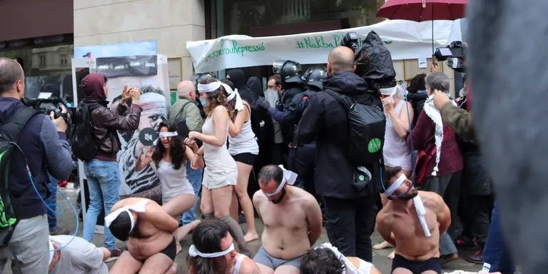 Els Mossos dispersen amb cops de porra els manifestants de la seu d'ACCIÓ