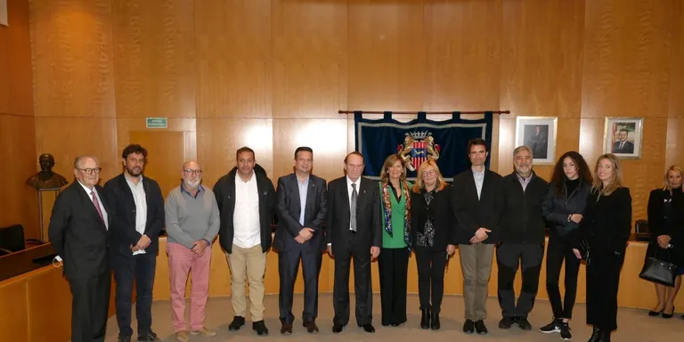 L’Ajuntament de Cambrils ret un homenatge al doctor Tomás Gómez pels seus 50 anys de professió