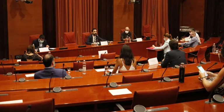 Educació descarta reeditar les targetes moneder per a l'alumnat amb beques de menjador