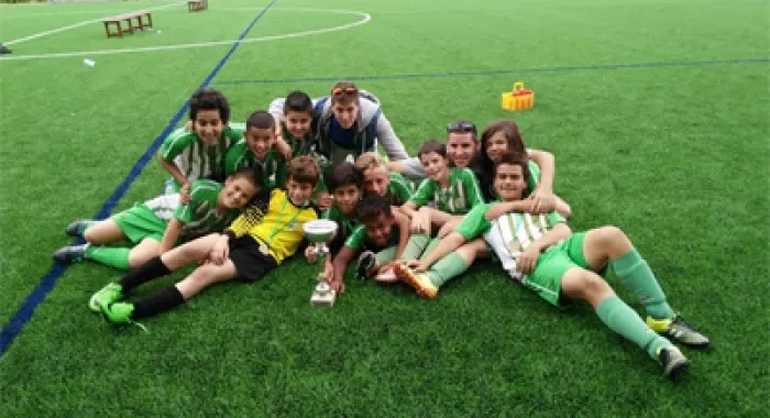 L'Alevà A del CF Arenys, campió de la seva categoria en el torneig (foto: CF Arenys)