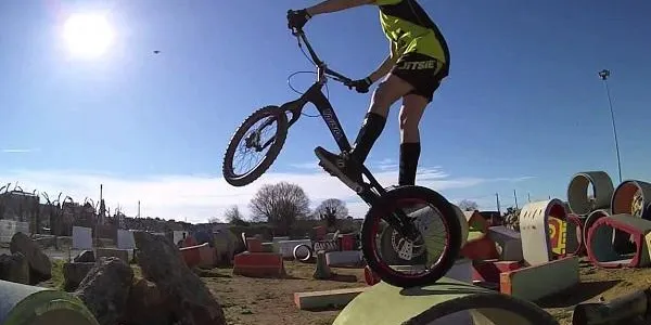 Els pilots del Club Biketrial Costa Daurada Torredembarra disputen la primera prova de la temporada 2015