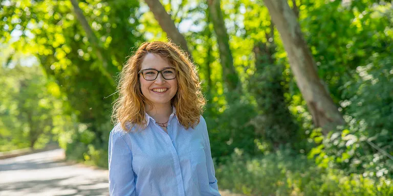 Txell Costa fa la xerrada 'Com aconseguir somnis tocant de peus a terra' en la presentació del curs de l'Escola d'Adults