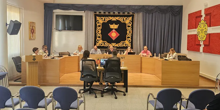 El Ple de l’Ajuntament de Rosselló puja les tarifes trimestrals d'aigua i el preu d’abonaments de les piscines per no empadronats.