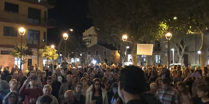 La plaça de l'Ajuntament s'omple de gom a gom per donar la benvinguda a la República