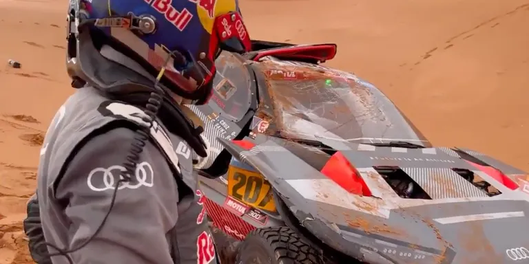 Carlos Sainz demana tornar al Dakar quan anava direcció l'hospital