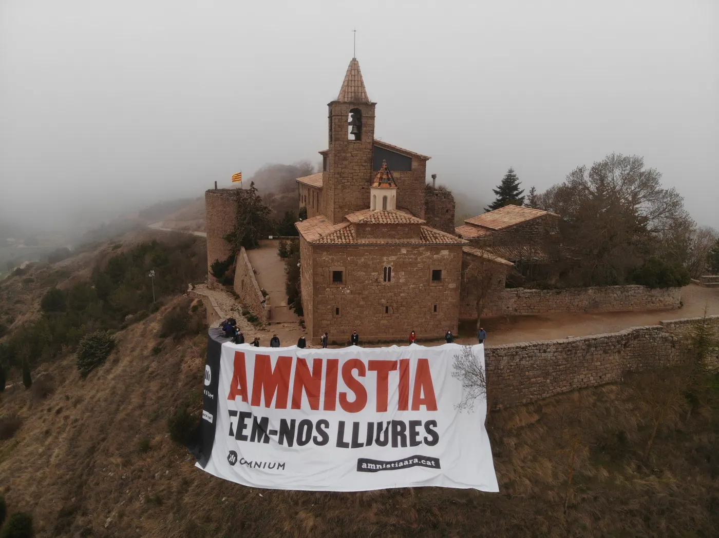 Òmnium Solsonès reclama l'amnistia instal·lant una pancarta gegant al mur del Castellvell