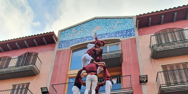 Els Xiquets de Cambrils carreguen el 4 de 7 en una bona diada de la festa major