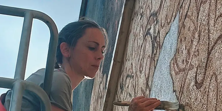 L’artista Núria Riba immortalitza l'Ensierru en un mural de 40 metres quadrats a la plaça de l'Església