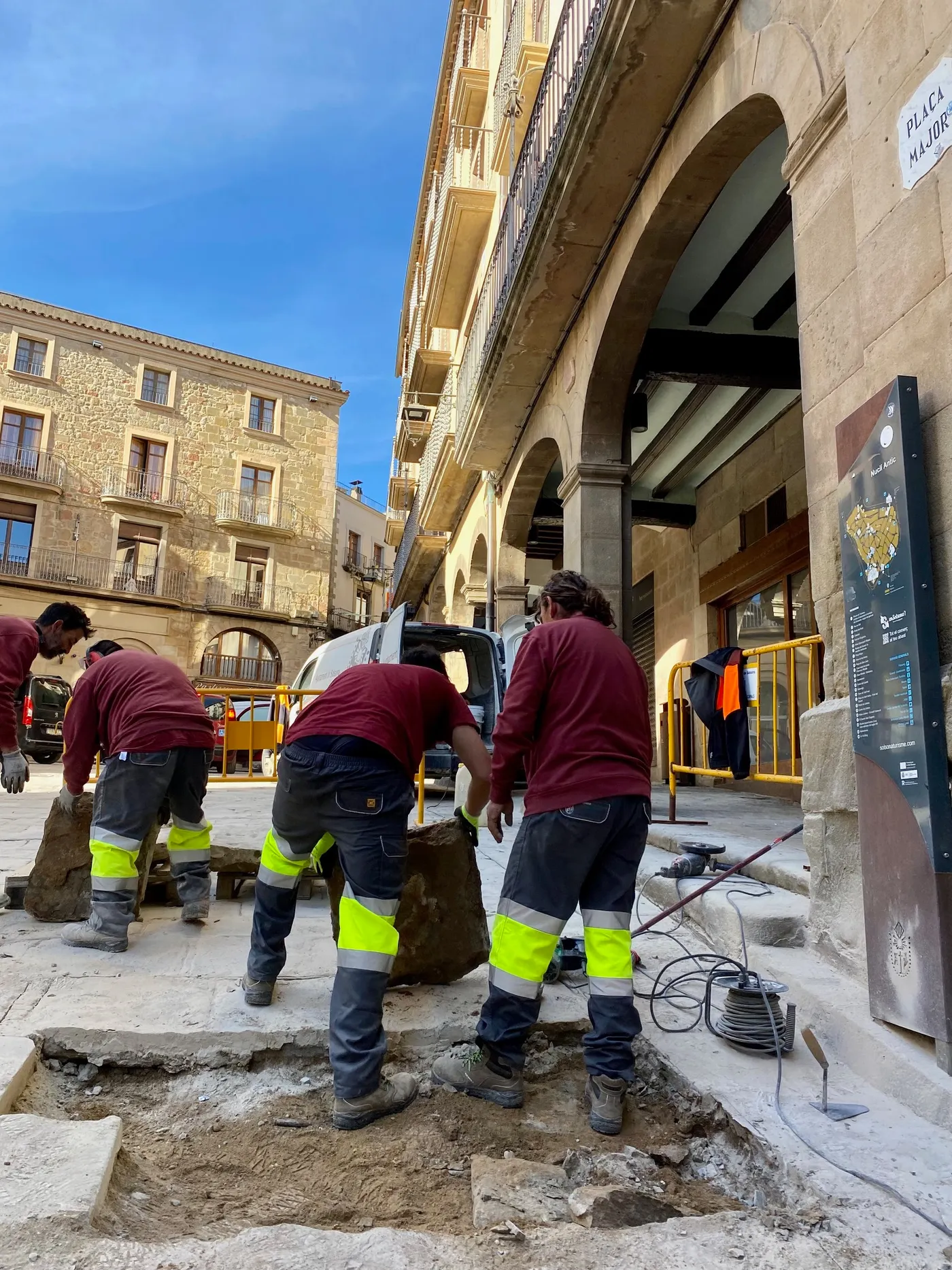 Sis nous efectius reforcen la brigada durant nou mesos per millorar l’espai urbà del nucli antic