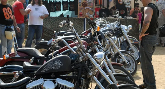 Arriba la segona concentració de cotxes americans i motos Harley Davidson