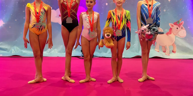 El Club Rítmica Cambrils obté sis medalles en la primera participació en una competició oficial
