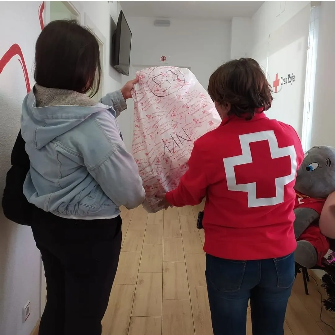 Creu Roja donant un cop de mà als Reis a prop de 530 infants del Maresme