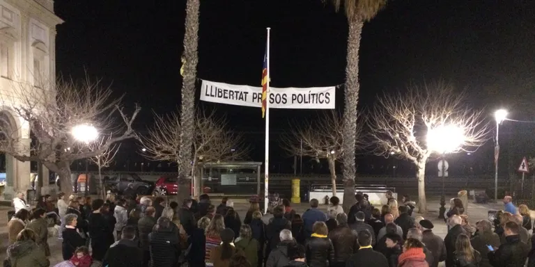 Un centenar de persones es manifesten a Vilassar de Mar en suport a Oriol Junqueras
