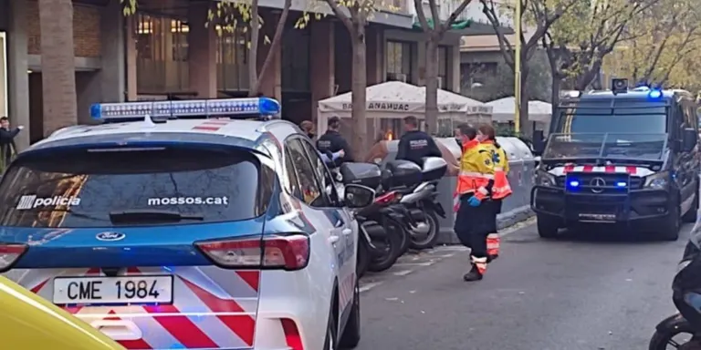 Detenen un home a Barcelona que ha provocat aldarulls amenaçant amb un ganivet i un accident de trànsit mentre fugia