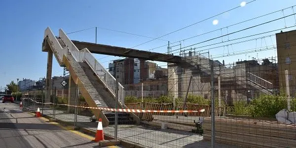 Comença la rehabilitació de la passarel•la de vianants sobre les vies del tren de Baix a Mar a Torredembarra