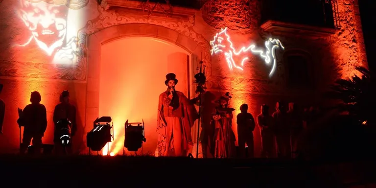 El Ball de Diables del Morell ironitza amb els sous del govern