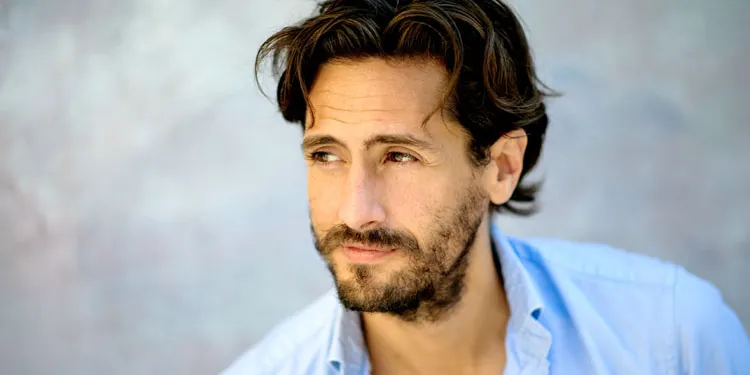 El actor Juan Diego Botto visita COPE Utrera (98.1 FM) horas antes de llegar al teatro «Enrique de la Cuadra»
