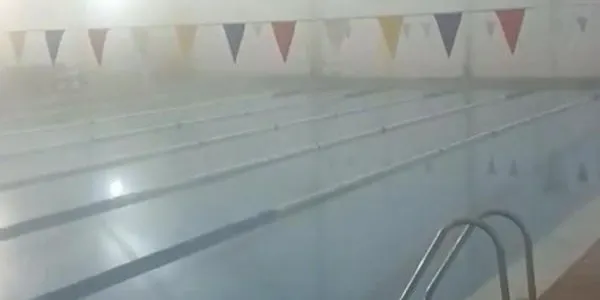 La CUP de Torredembarra denuncia la “boira” que es genera a la piscina vella amb la carpa provisional
