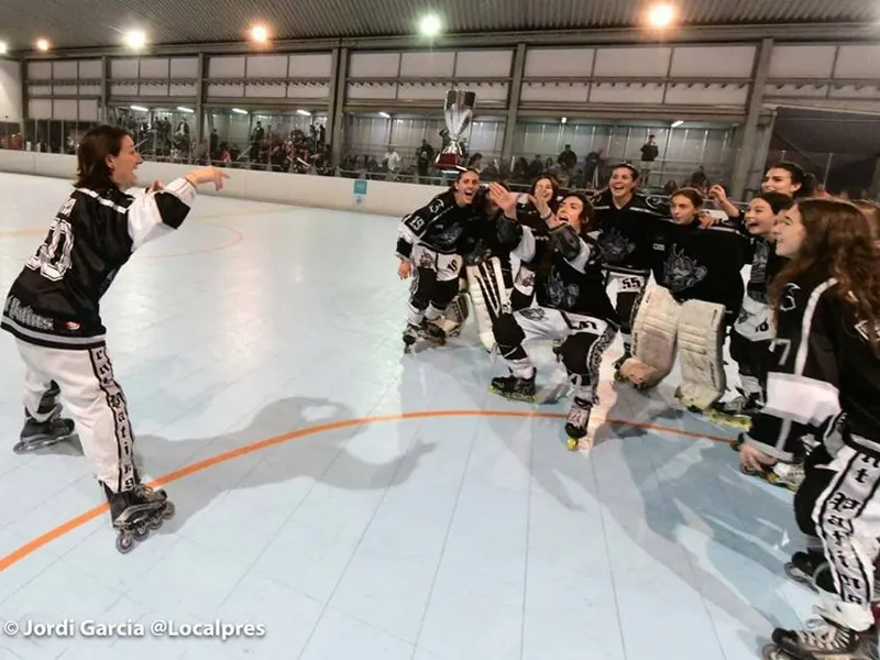 Gran dia de celebració per a un nou títol del Cent Patins femení / Foto: Localpres