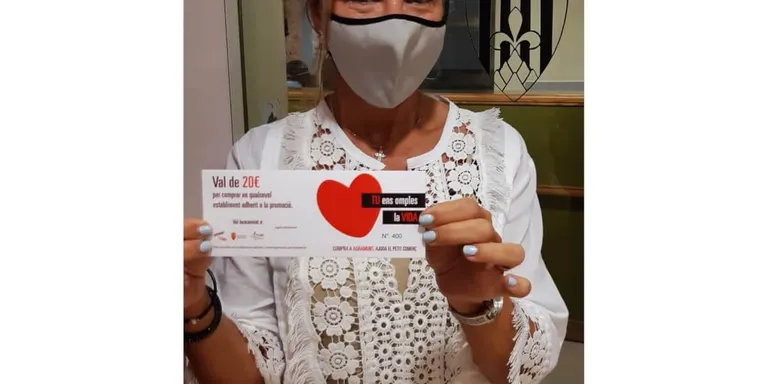 Entreguen 400 vals de la campanya 'Tu ens omples la vida'