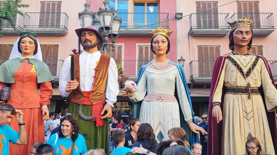 La 15a Trobada gegantera omple de gom a gom la plaça de la Vila i els carrers del Barri Antic
