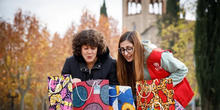 Càritas Arxiprestal i Weli Weli creen bosses solidàries per col·laborar amb el banc dels aliments