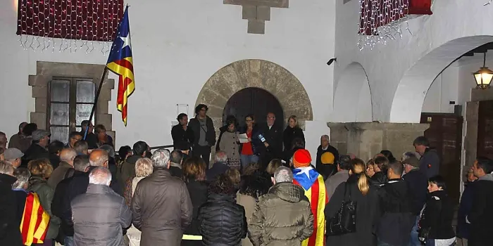 150 arenyencs i arenyenques es concentren a la plaça de l’Ajuntament en suport a Carme Forcadell