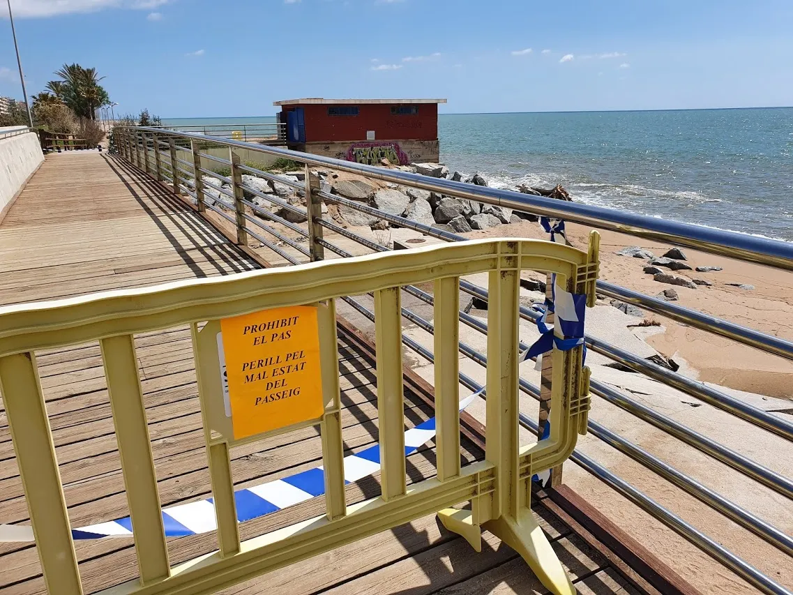 Continuen les obres d'urgència al Passeig Marítim de PIneda