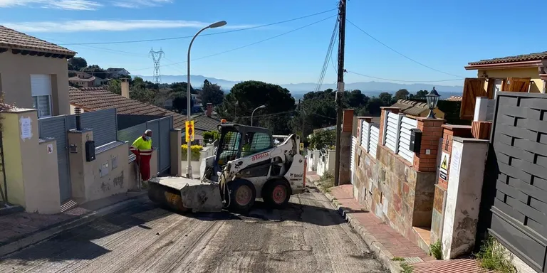 La campanya d’asfaltat de carrers que va començar al març arriba al nucli urbà