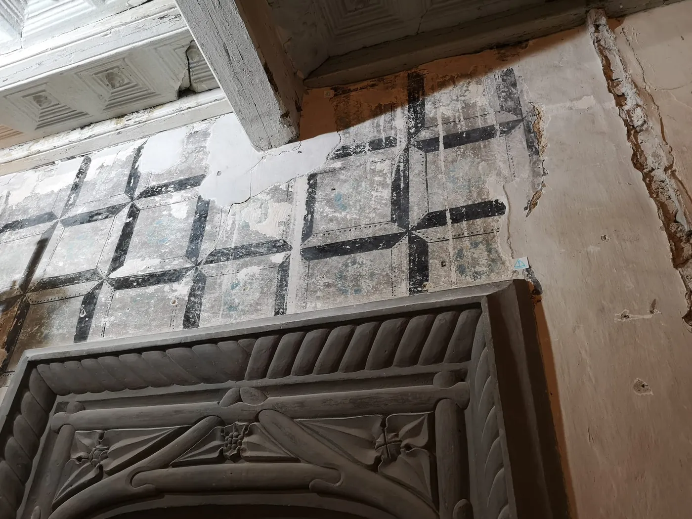 Les obres a les capelles del claustre i el monestir de Sant Llorenç treuen a la llum diverses pintures