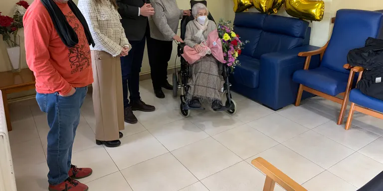 Caldes homenatja Petra Garcia en el seu 102è aniversari