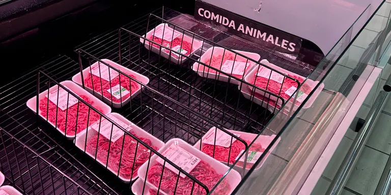 Un hipermercado de Telde desata la indignación al mezclar carne para personas y para mascotas en el mismo estante