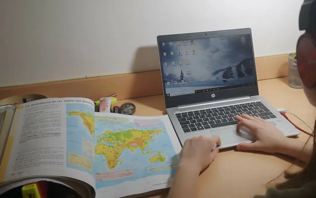 L’Ajuntament treballa amb els centres per garantir l’accés a Internet i ordinadors per seguir el curs escolar