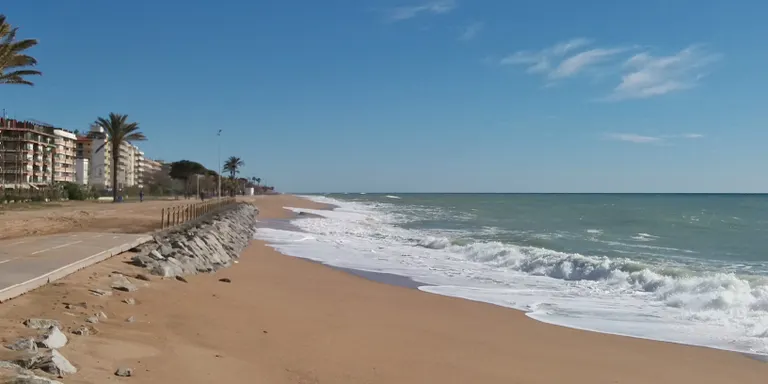 El temporal torna a impactar al litoral però en canvi, en algunes zones ha portat més sorra