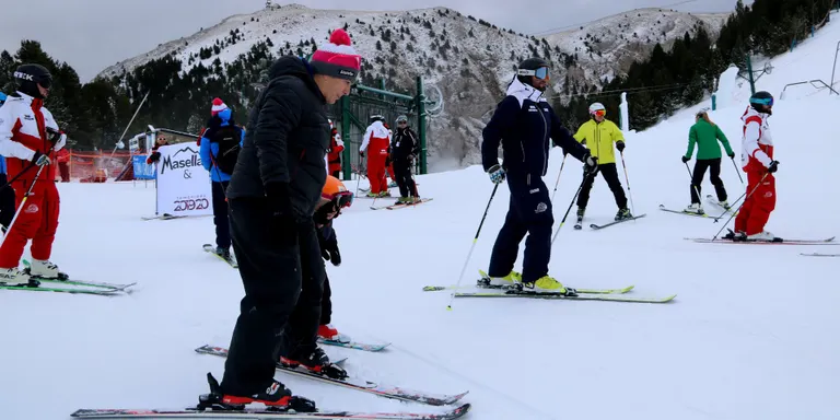 Els primers esquiadors estrenen la temporada a Masella