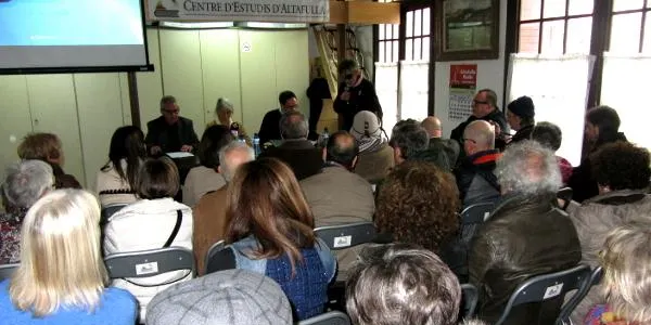 Familiars i amics del ceramista Martí Royo omplen el Centre d’Estudis d’Altafulla el dia en què hagués complert 70 anys