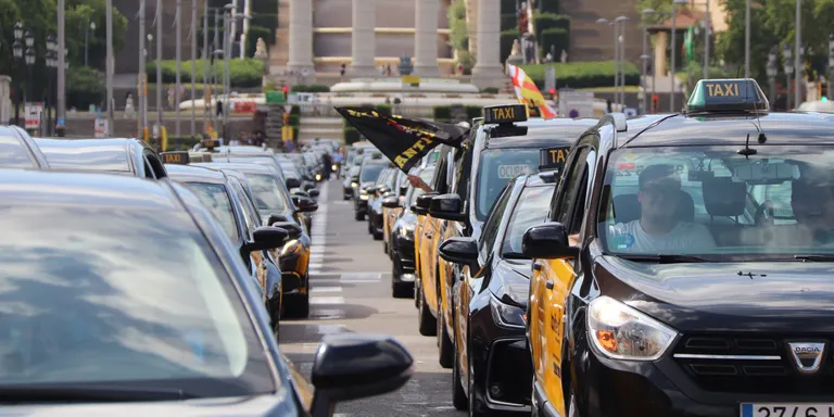 Centenars de taxistes tornen a sortir als carrers de Barcelona contra les VTC